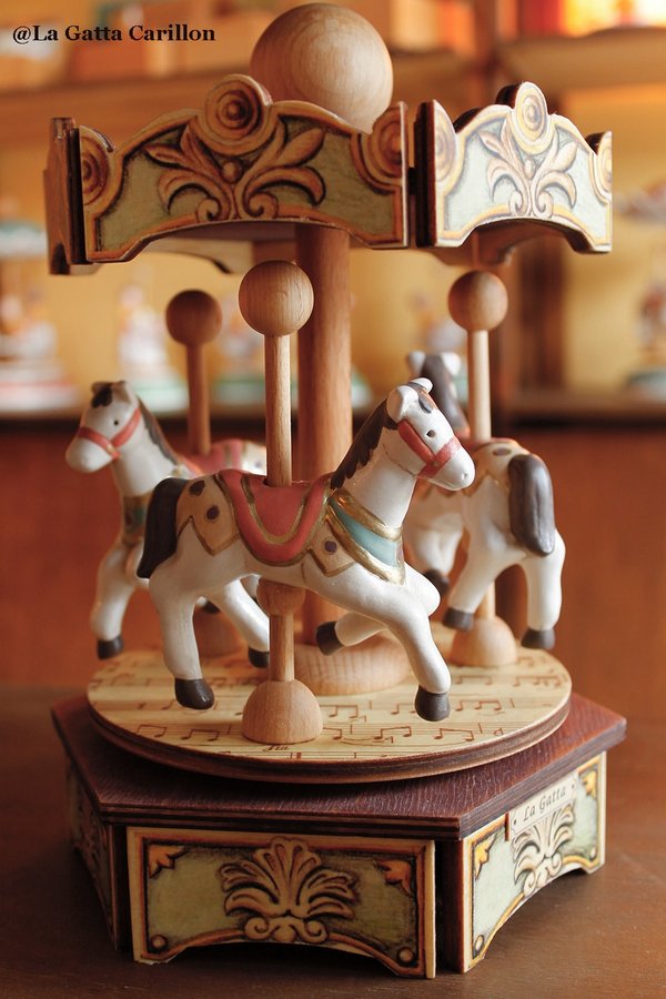 09-carillon-giostra-cavalli-legno-e-ceramica